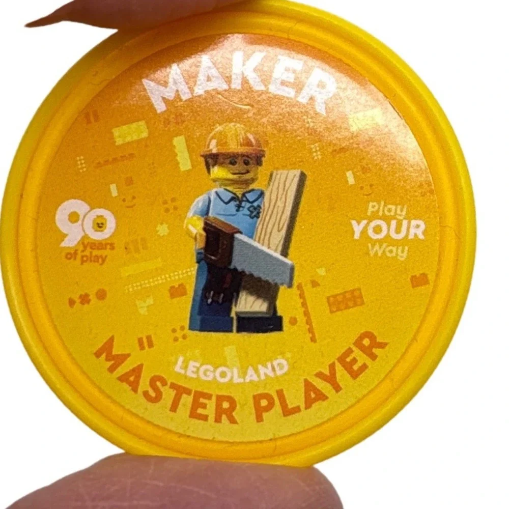 LEGO Legoland California Maker Master Player‎ Yellow 2022 Pop Badge