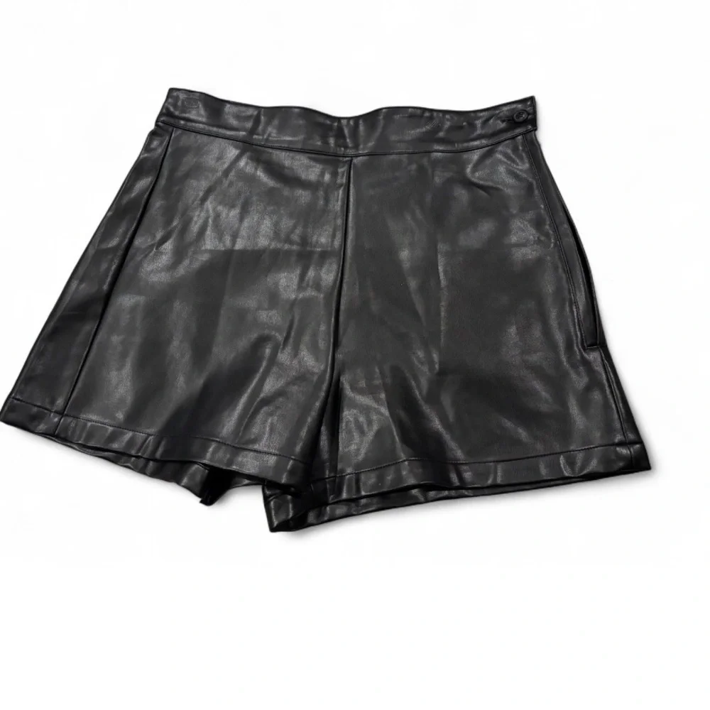 Everbellus Black Faux Leather High Waisted Structured Shorts Size Medium