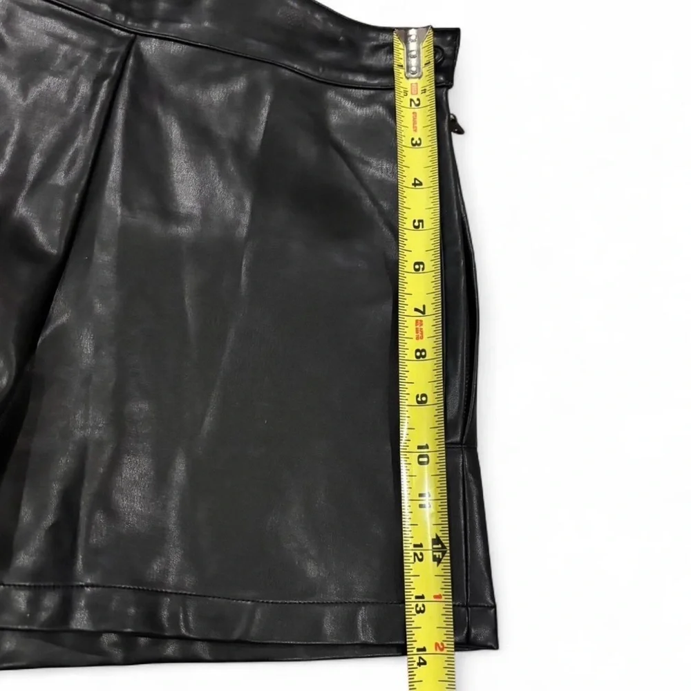 Everbellus Black Faux Leather High Waisted Structured Shorts Size Medium