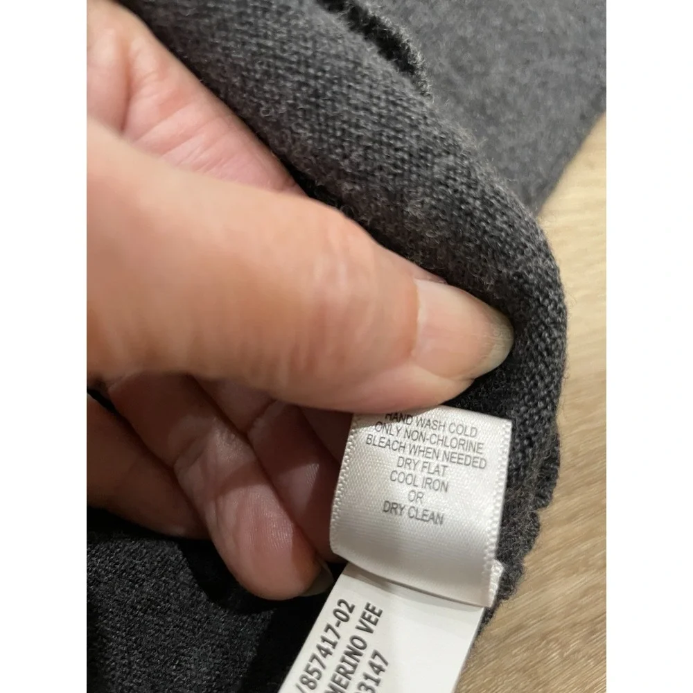 Banana Republic Gray V Neck 100% Merino Wool Sweater‎ Sz L Unisex