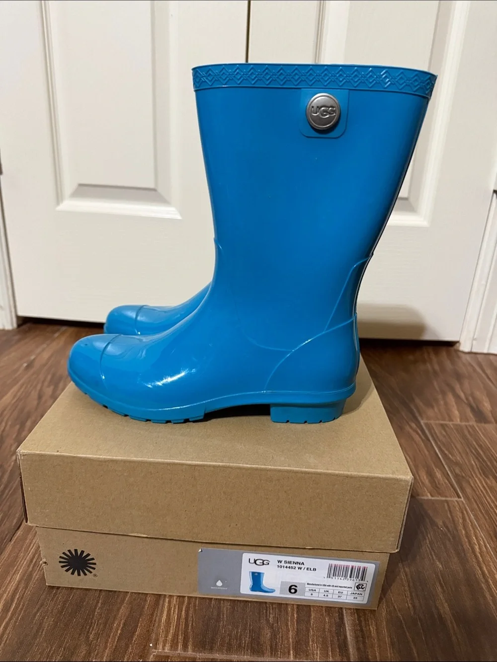 UGG sleek glossy