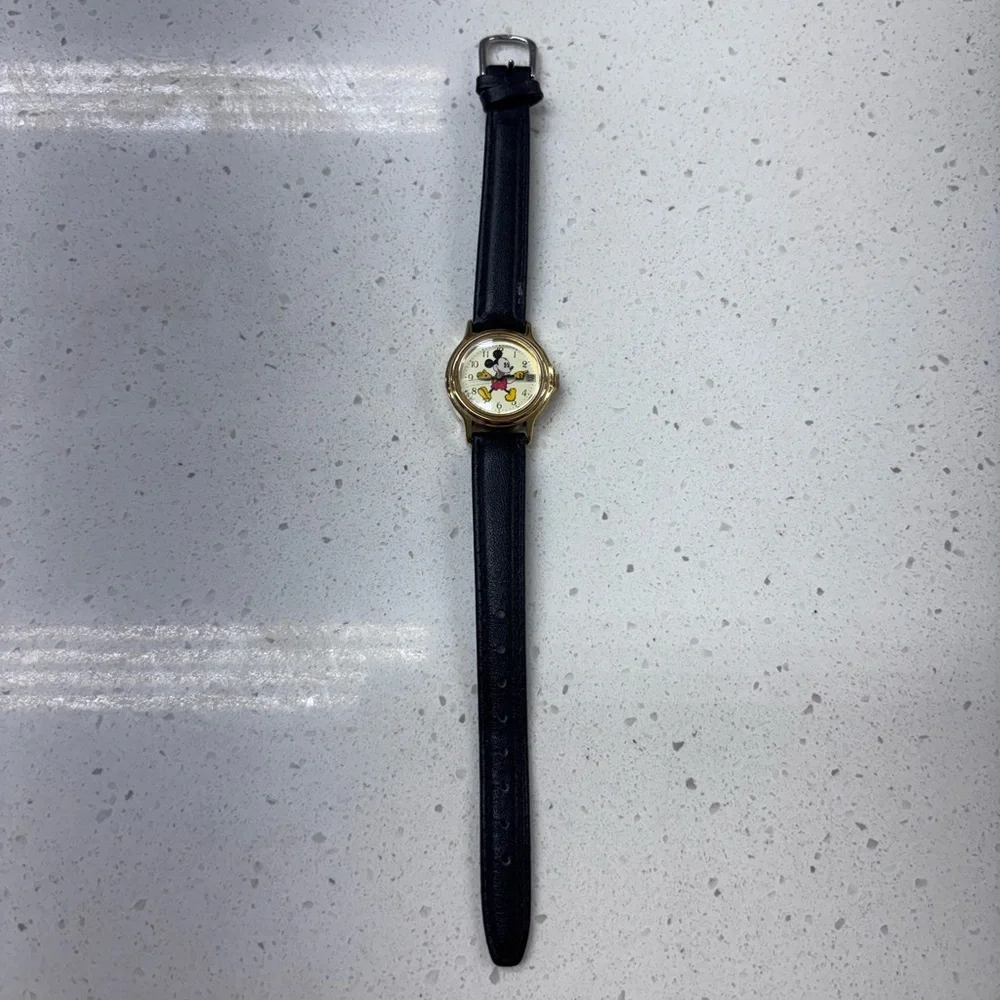 Vintage Walt Disney Company V827-0140 R Black Leather Mickey Mouse Watch