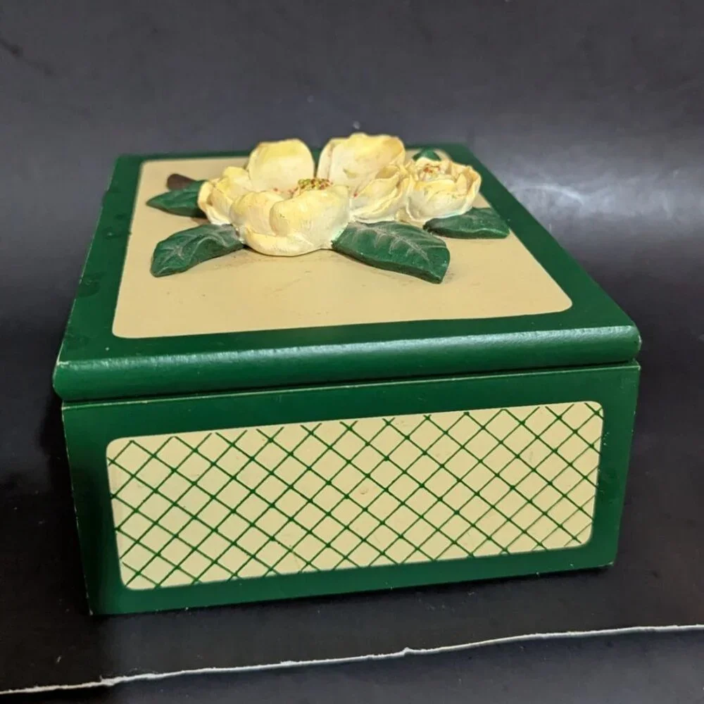 vintage Handpainted Green  Cream trinket jewelry ‎ Box With 3D Magnolia Flower