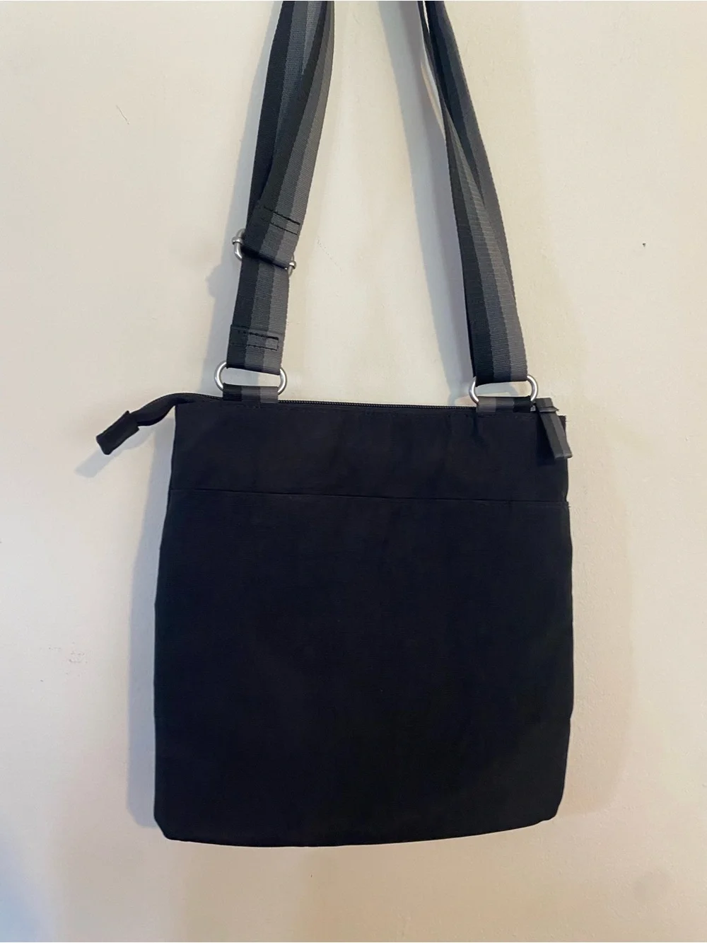 Baggallini Black Crossbody Travel Bag Adjustable Strap, Slim, Multiple pockets