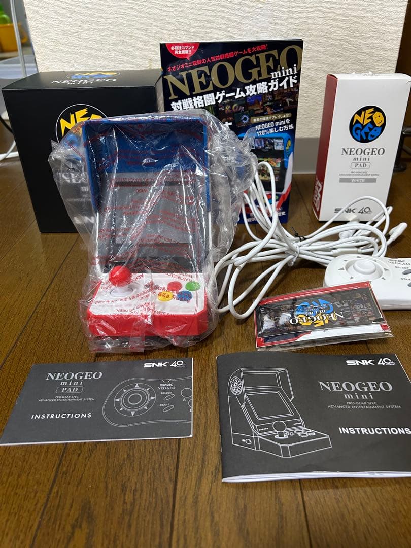 NEOGEO mini Console + 1 Controller + Strategy Guide Set